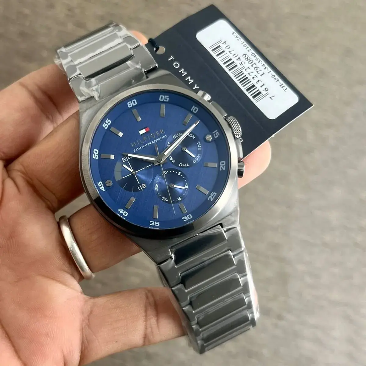 Montre Homme Dexter 1792089 – Cadran Bleu & Bracelet Acier Gris – Montre homme au Maroc | Montre Femme au Maroc Idée Cadeau pour toutes les occasions – Montre24.ma Montre Homme Dexter 1792089 – Cadran Bleu & Bracelet Acier Gris – Image 2